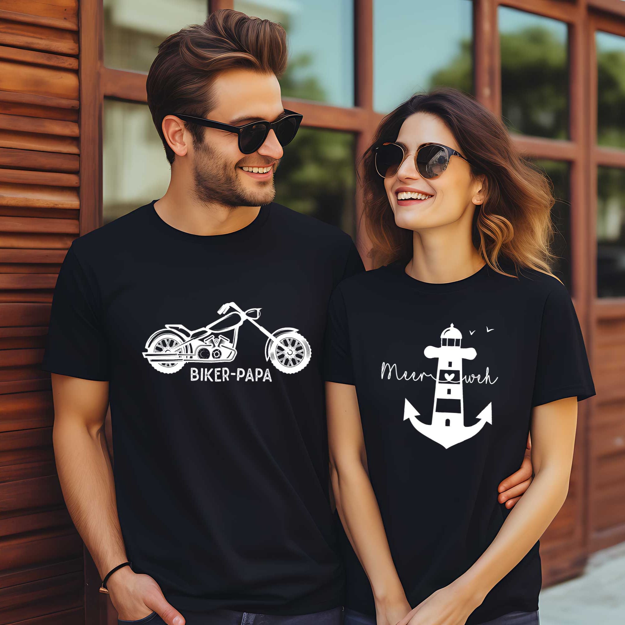 Mann & Frau mit lustigen Statement-Shirts („Biker-Papa“ / „Meerweh“)