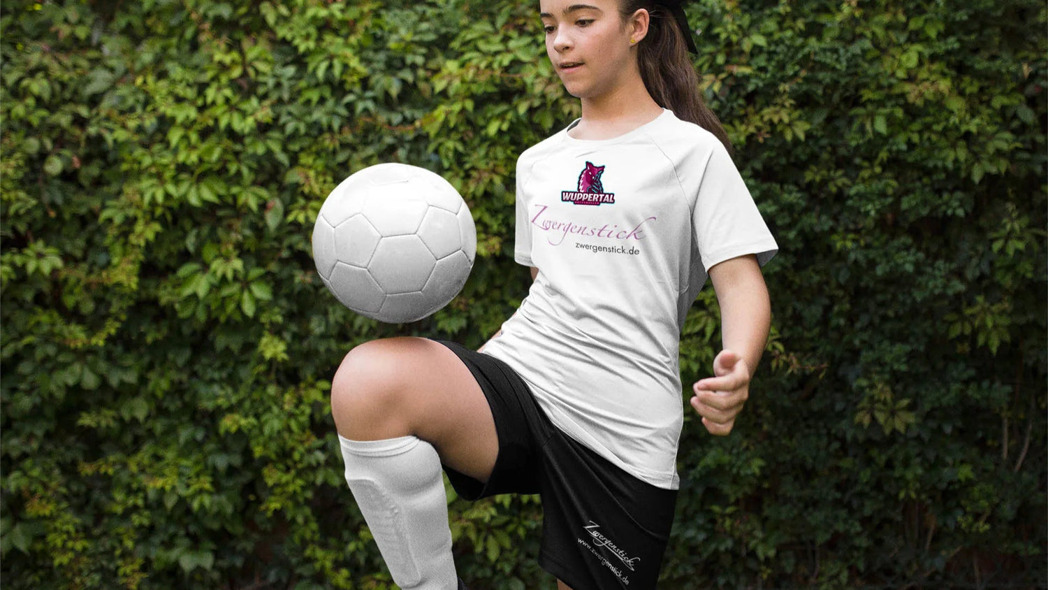 Mädchen mit Vereinskleidung der Wuppertal Eulen – personalisiertes T-Shirt und Shorts von Zwergenstick auf euerauftritt.de