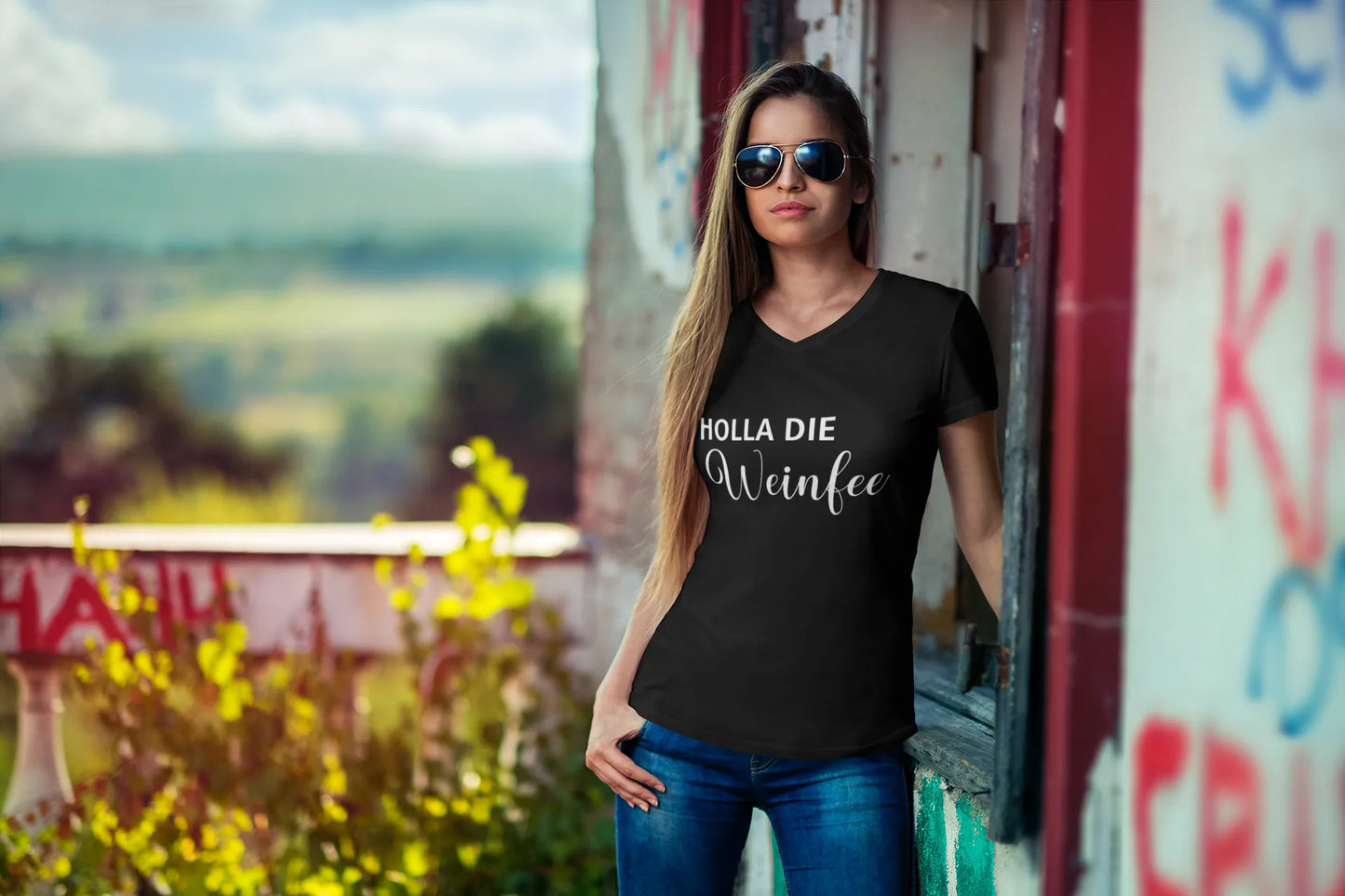 Damen T-Shirt mit V-Ausschnitt – Holla die Weinfee