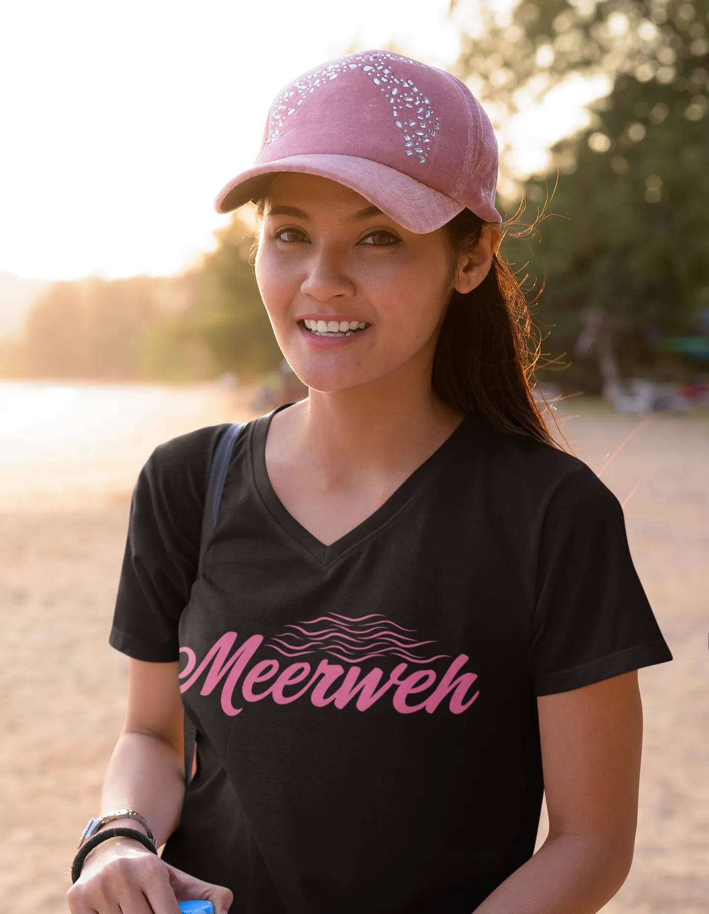 Damen T-Shirt mit V-Ausschnitt – „Meerweh“ (Schriftzug, Pink)