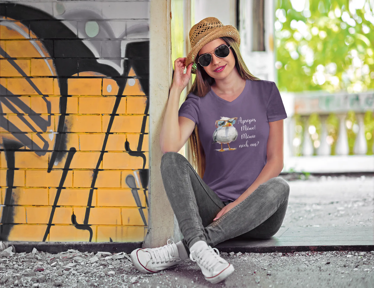 Damen T-Shirt mit V-Ausschnitt – „Möwie noch een?“