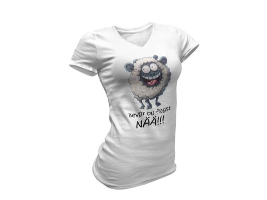 Damen T-Shirt mit V-Ausschnitt – „Bevor du fragst: NÄÄ!!!“ (Schaf)