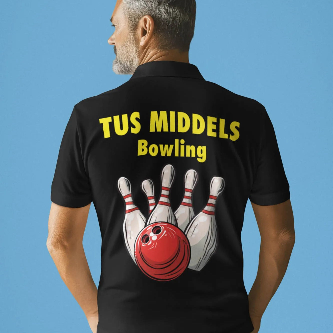 Polo-Shirt mit Rückenaufdruck für die Bowlingabteilung des TuS Middels. Schwarzes Shirt mit gelber Aufschrift ‚TUS MIDDELS Bowling‘ und großer Illustration einer roten Bowlingkugel vor weißen Pins.