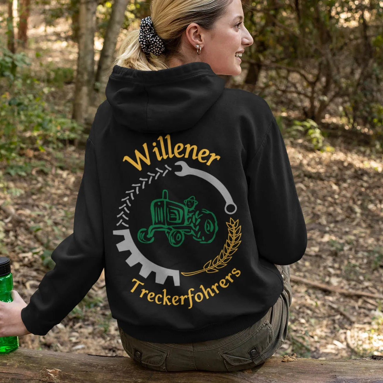 Personalisierter Hoodie für Treckerfreunde – schwarzer Kapuzenpullover mit Vereinslogo „Willener Treckerfahrers“ von euerauftritt.de