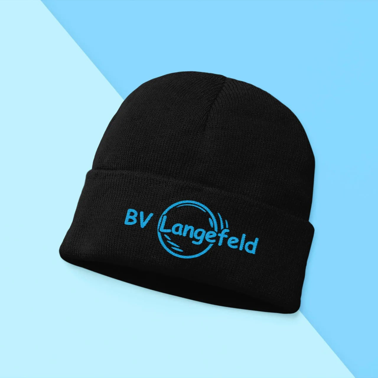 Schwarze Strickmütze mit gedrucktem Logo ‚BV Langefeld‘ – Vereinsmütze mit modernem Design in Blau auf hellblauem Hintergrund.