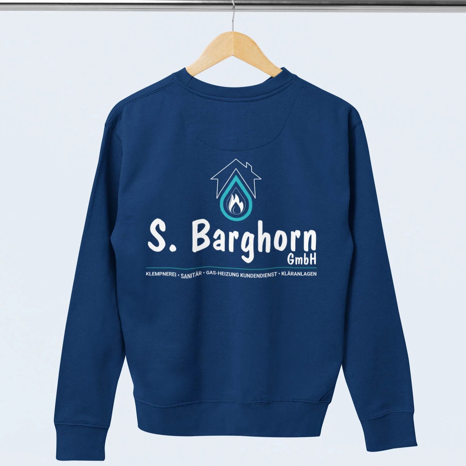 Blaues Sweatshirt mit Firmenlogo auf hellem Hintergrund – hochwertige Berufsbekleidung für Sanitär, Heizung und Kundendienst.