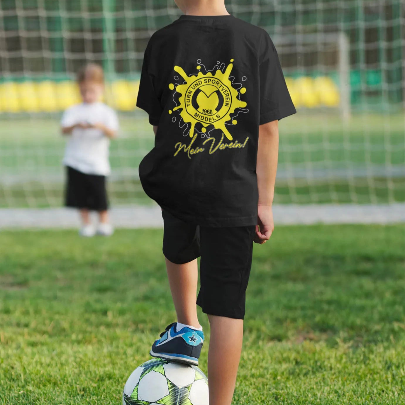 Junge mit TuS Middels T-Shirt beim Fußball – Vereinsoutfit für junge Sportler von EuerAuftritt.de